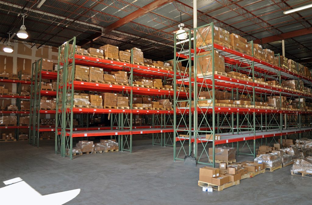Displays a warehouse you may see when buying packaging.